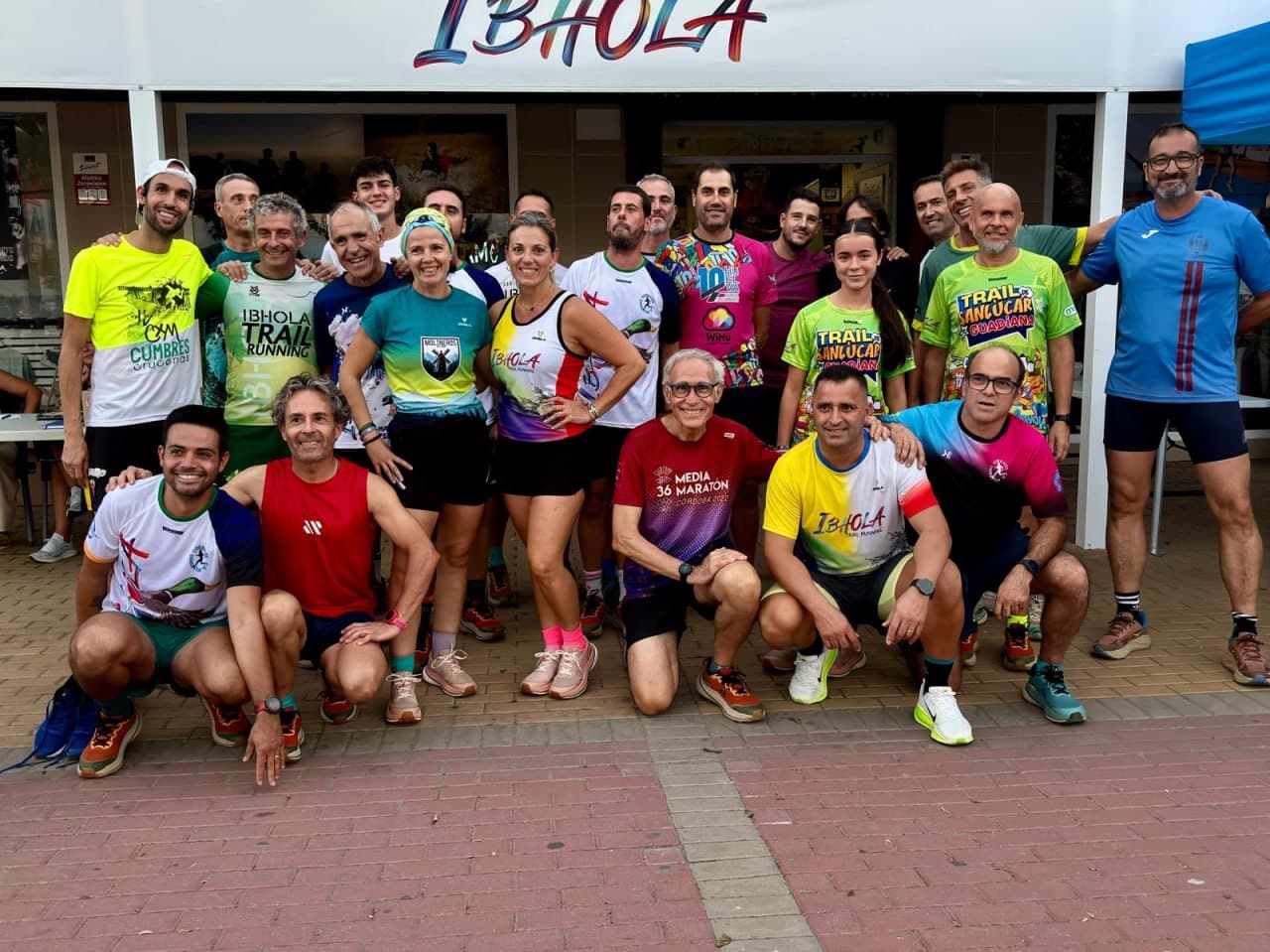 Grupo de corredores frente a IBHOLA