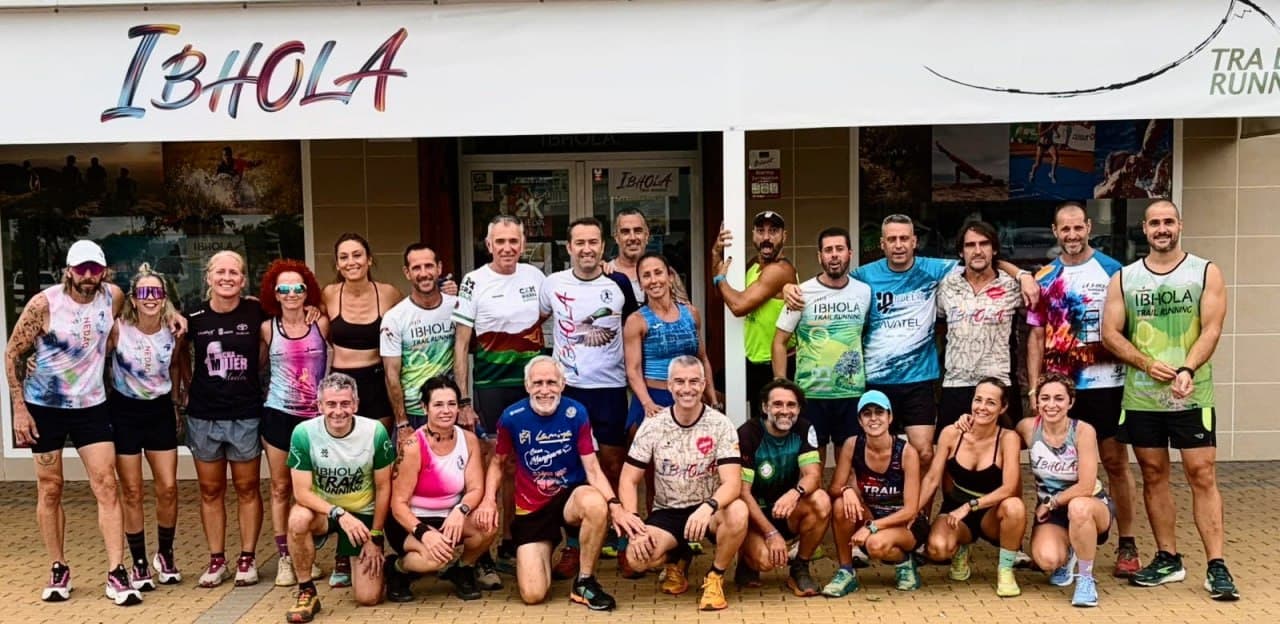 Corredores reunidos frente a IBHOLA