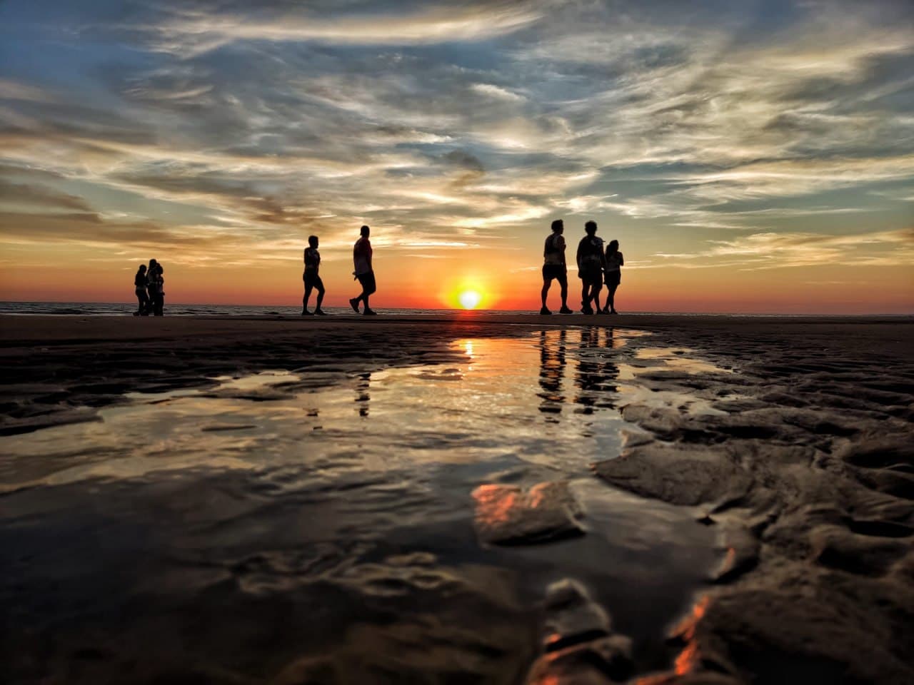 Corredores junto al mar al atardecer