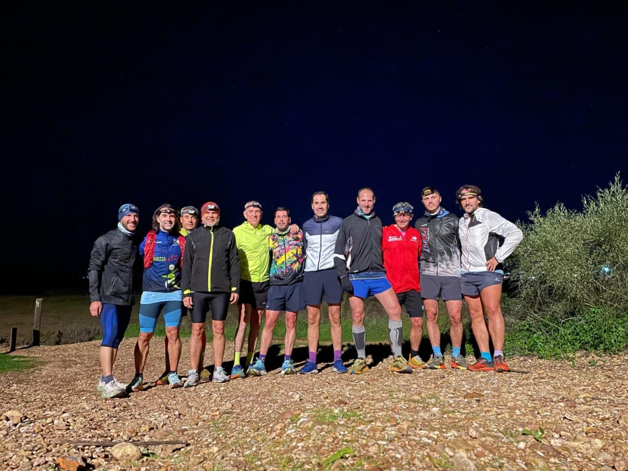 Grupo de corredores durante una salida nocturna
