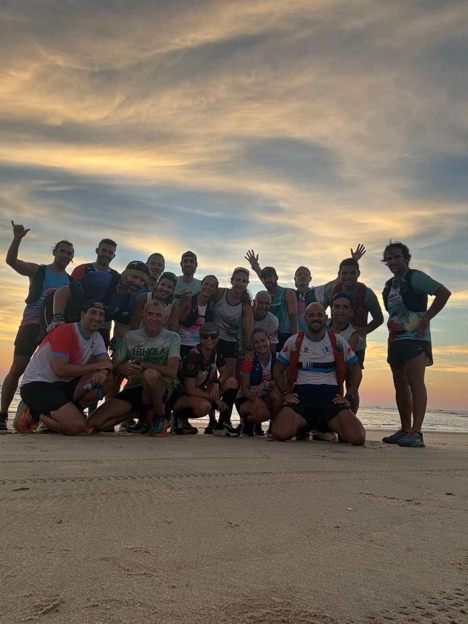Grupo de corredores en la playa