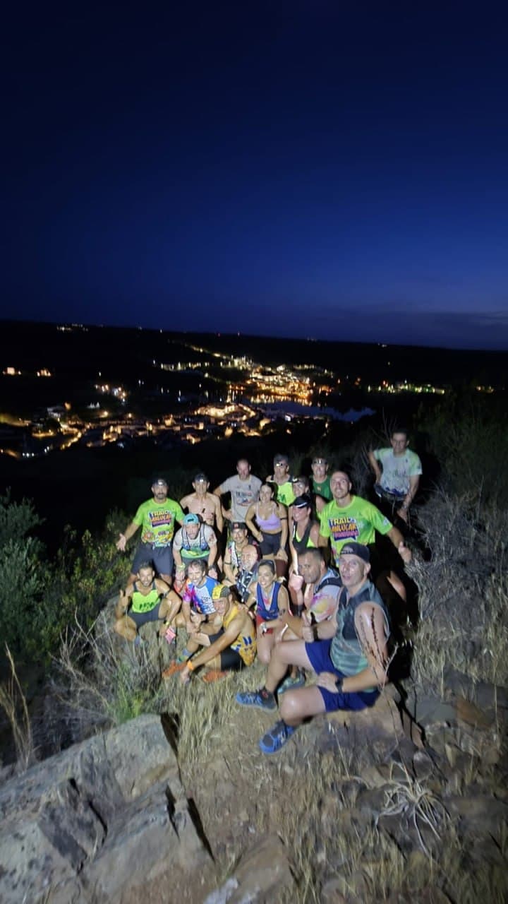 Grupo de corredores durante una salida nocturna