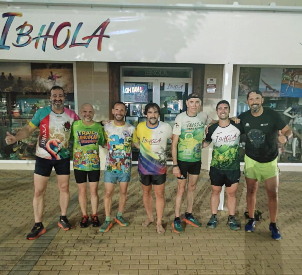 Corredores frente a IBHOLA por la noche
