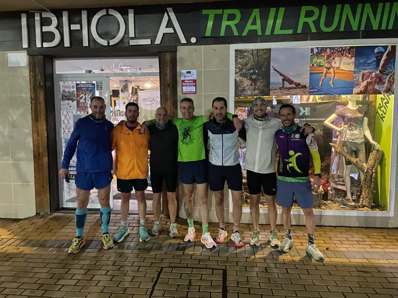 Grupo de corredores frente a la tienda
