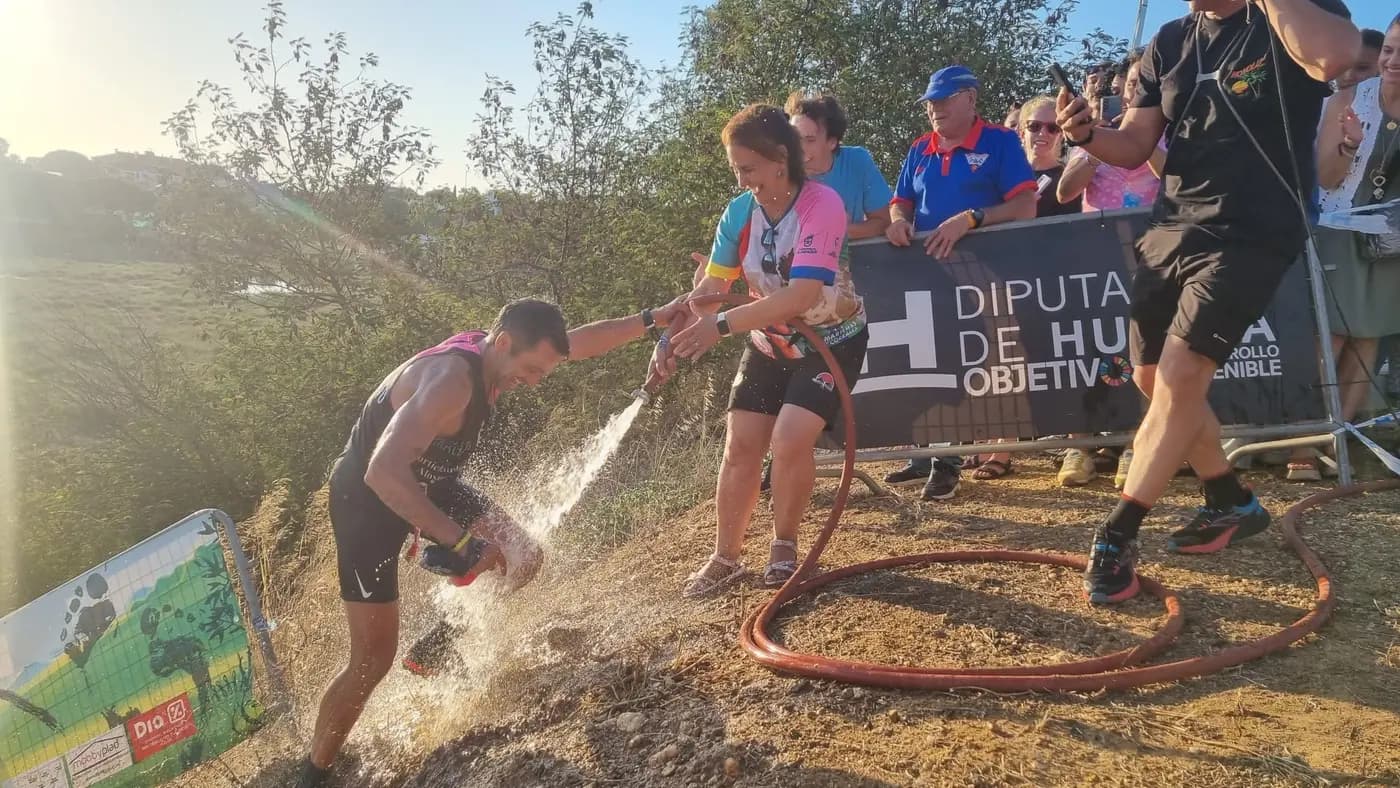 Corredoras atravesando el agua durante el VIII Trail Marismas de Corrales