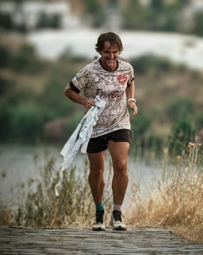 Miguel Ángel Pereira sonriendo al finalizar una carrera