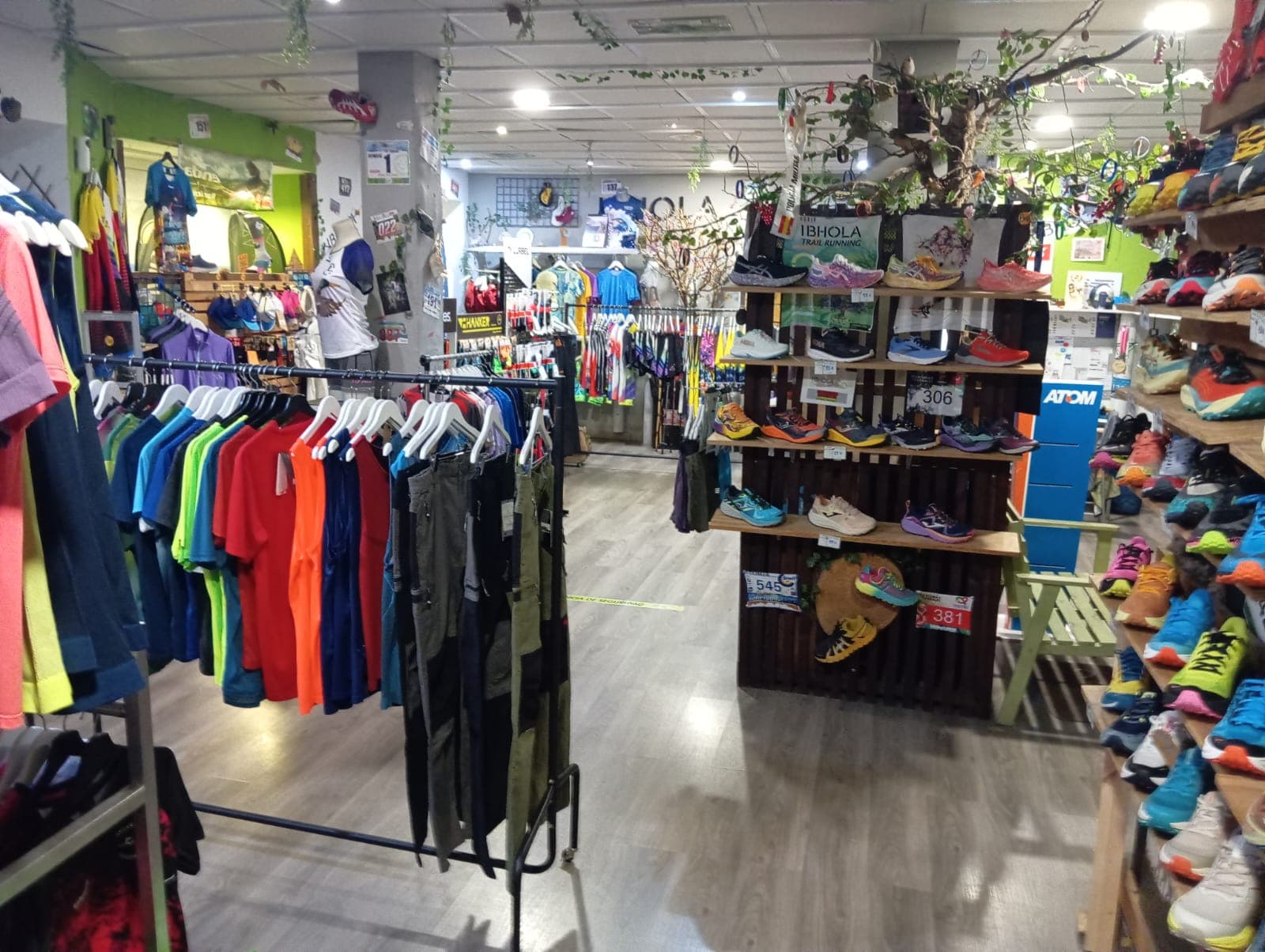 Vista general del interior de la tienda IBHOLA